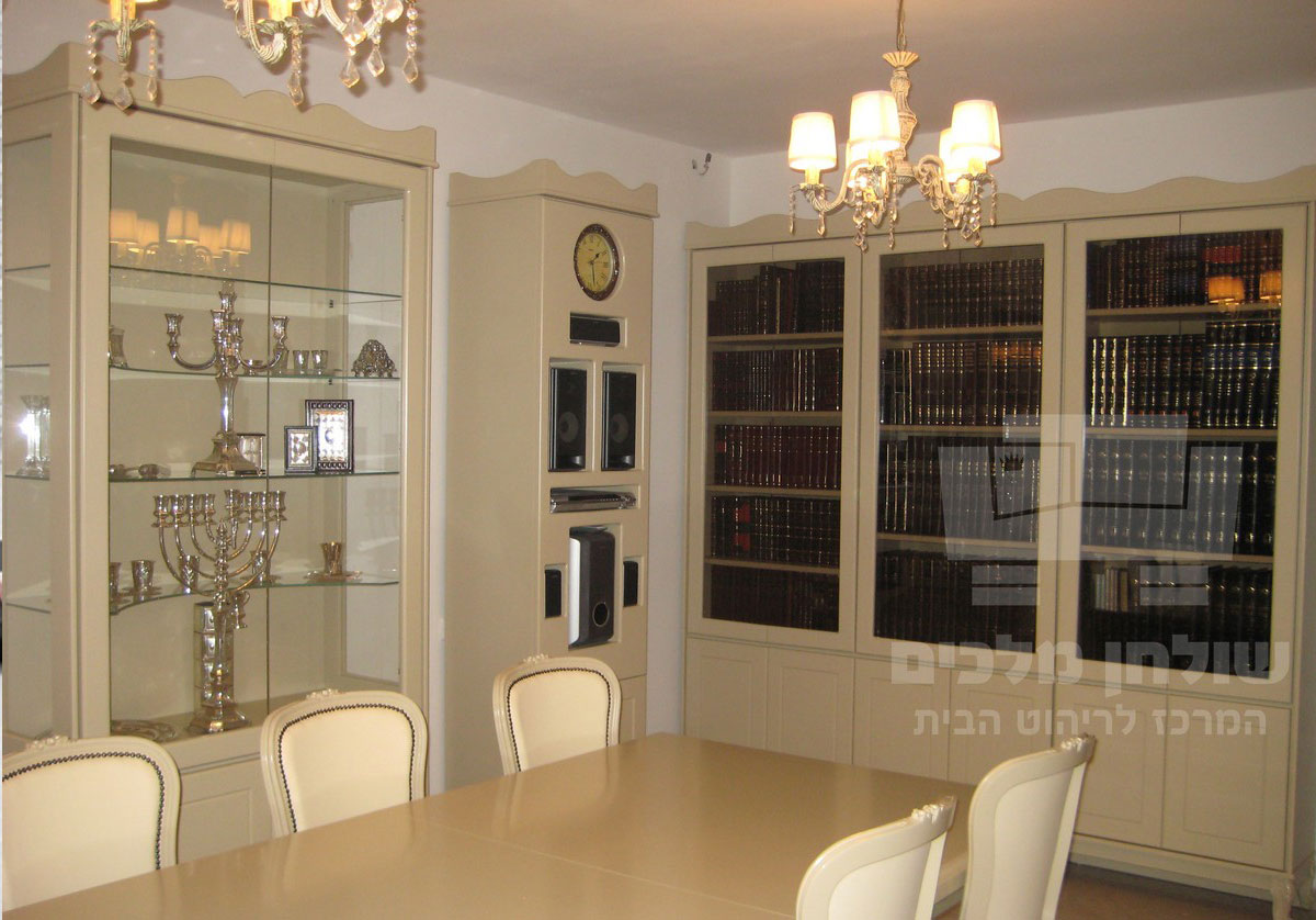 רהיטים שולחן מלכים ארון ספרים